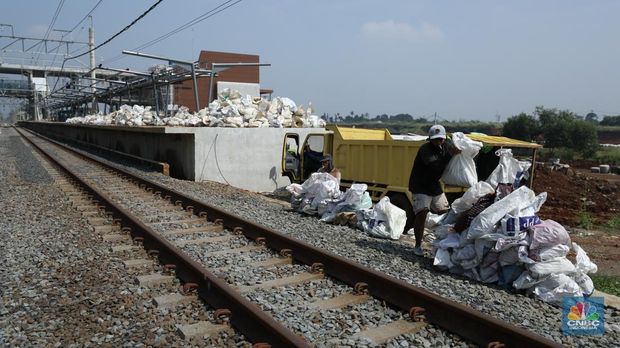 Suasana pembangunan Stasiun Jatake yang berada di jalur Commuter Line Tanah Abang–Rangkasbitung, Senin (5/5/2025). (CNBC Indonesia/Tri Susilo)