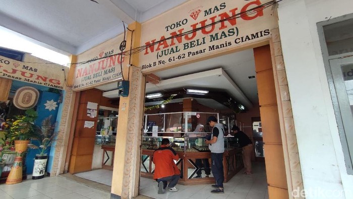 Suasana toko mas di Pasar Manis Ciamis yang lebih banyak warga yang menjual emas dibanding membeli.