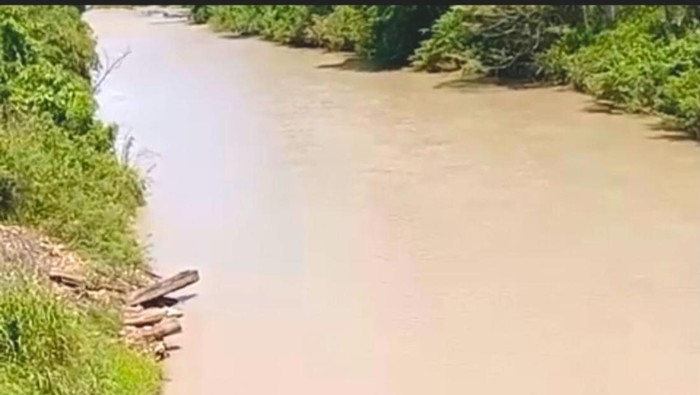 Sungai Seturan Malinau tercemar limbah.