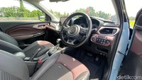 Suzuki Fronx juga memberikan head up display untuk memudahkan pengendara. Mobil ini punya head unit 9 inci dan wireless charging untuk gadget, terutama di tipe tertinggi. Tak ketinggalan kamera 360 arround view bikin visibilitas pengendara lebih baik. Foto: Rangga Rahadiansyah/detikOto