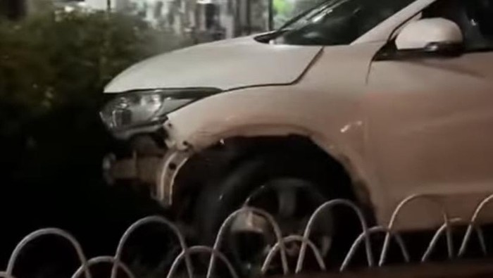 Tangkapan layar video mobil HRV tersangkut di taman Tugu Muda, Kota Semarang, Senin (5/5/2025) dini hari.