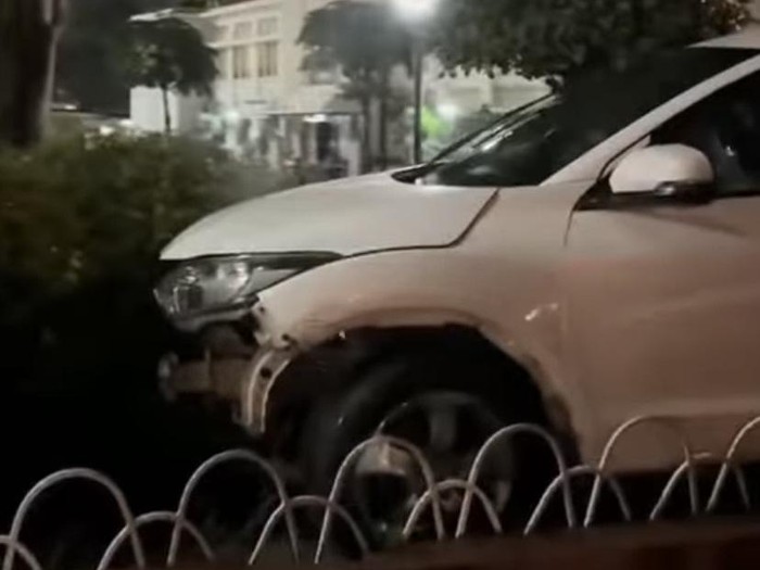 Tangkapan layar video mobil HRV tersangkut di taman Tugu Muda, Kota Semarang, Senin (5/5/2025) dini hari.