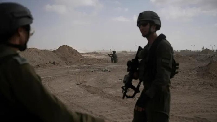 Israeli soldiers take up positions next to the Philadelphi Corridor along the border with Egypt, in the Gaza Strip, Sept. 13, 2024. (File photo: AP)