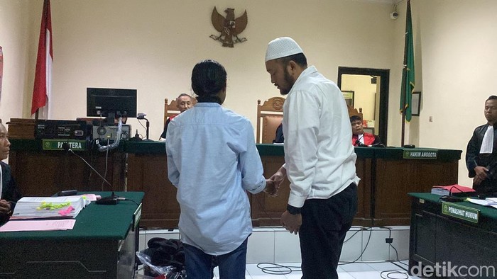 Terdakwa Robig Zaenudin meminta maaf kepada ayah Gamma, Andi Prabowo yang menjadi saksi dalam sidang pemeriksaan saksi di PN Semarang, Kecamatan Semarang Barat, Senin (5/5/2025).