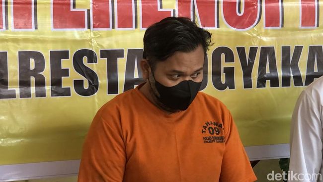 Tersangka pencuri motor saat dihadirkan di jumpa pers Mapolsek Gondokusuman, Jogja, Senin (5/5/2025).