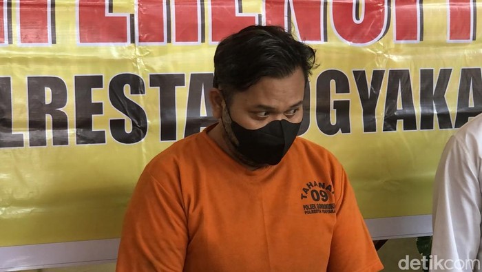 Tersangka pencuri motor saat dihadirkan di jumpa pers Mapolsek Gondokusuman, Jogja, Senin (5/5/2025).