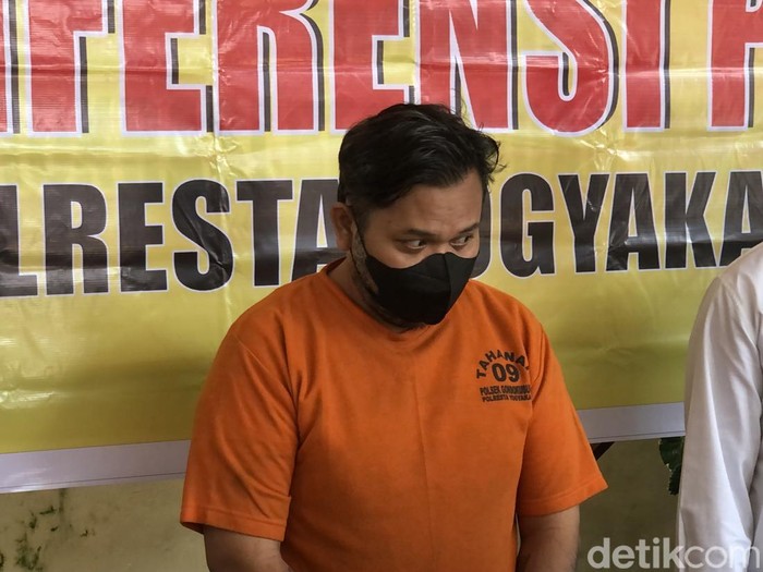 Tersangka pencuri motor saat dihadirkan di jumpa pers Mapolsek Gondokusuman, Jogja, Senin (5/5/2025).