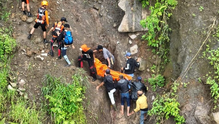 Tim SAR mengevakuasi jenazah korban tenggelam di Air Terjun Takapala Gowa.