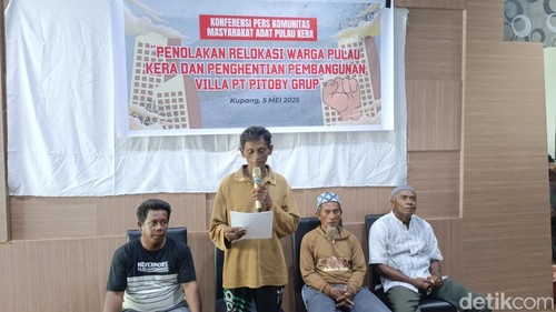 Tokoh masyarakat adat Pulau Kera, Hamdan Saba, saat menyampaikan keberatan masyarakat adat Pulau Kera, Senin (5/5/2025).