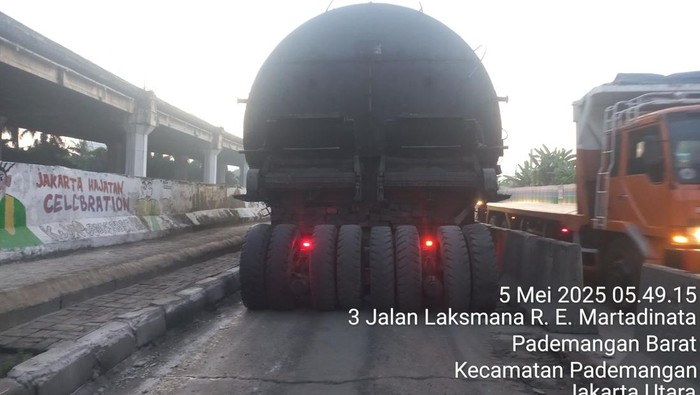 Truk nyangkut di pembatas jalan Jakarta Utara. (Dok. TMC Polda Metro Jaya)