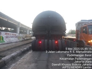 Ada Truk Muatan Trafo Nyangkut di Pembatas Jalan Jakut, Lalin Dialihkan