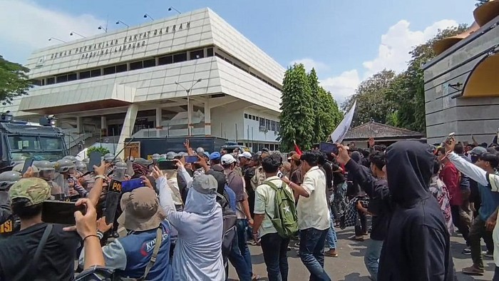 Unjuk rasa petani singkong di Lampung ricuh