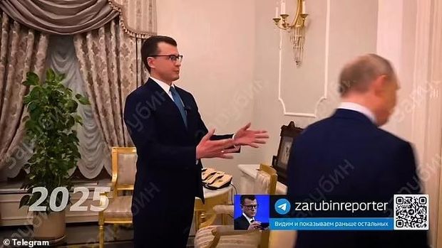 Vladimir Putin saat menunjukkan rumahnya