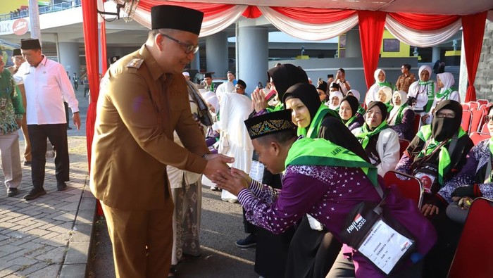 Wakil Bupati Gresik dr Asluchul Alif saat melepas calon jemaah haji di Stadion Gelora Joko Samudro (Gejos).