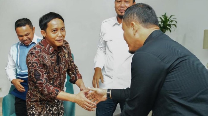 Walkot Agung saat bertemu Menhut Raja Juli Antoni (Foto: Dok Istimewa)