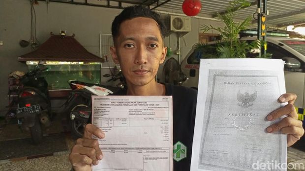Warga Jadan, Bantul, yang diduga menjadi korban mafia tanah, Bryan Manov Qrisna Huri (35) saat menunjukkan salinan SPPT dan fotokopi sertifikat tanah sebelum berganti nama, Senin (5/5/2025).