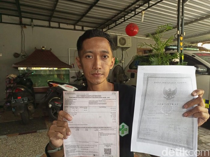 Warga Jadan, Bantul, yang diduga menjadi korban mafia tanah, Bryan Manov Qrisna Huri (35) saat menunjukkan salinan SPPT dan fotokopi sertifikat tanah sebelum berganti nama, Senin (5/5/2025).