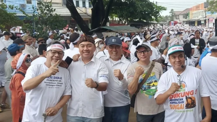 Warga korban banjir di perumahan Vila Nusa Indah, Bojongkulur, Gunungputri, Kabupaten Bogor, Jawa Barat, mendesak pemerintah agar segera menormalisasi Sungai Cileungsi-Cikeas. (Antara)