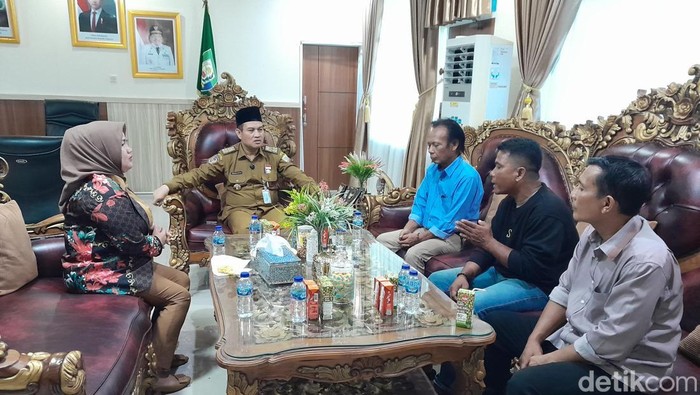 Warga Pulau Enggano saat berdiskusi dengan Sekda Bengkulu.