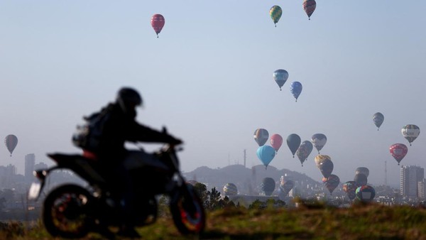 Warna-warni Balon Udara Semarakkan Langit Brasil