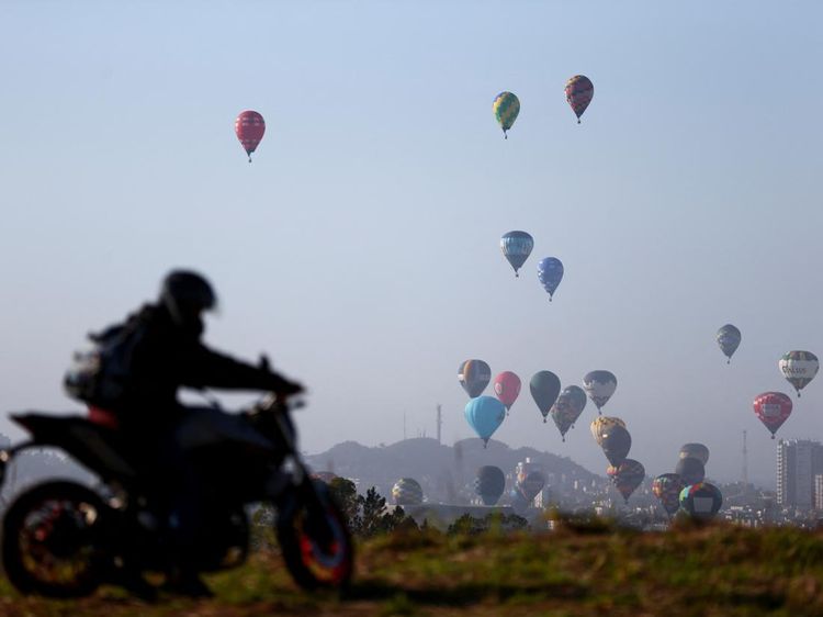 Warna-warni Balon Udara Semarakkan Langit Brasil