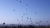 Pemandangan dari drone memperlihatkan para penerbang balon udara lepas landas selama kompetisi di Festival Balon Udara ke-35 di Torres, Rio Grande do Sul, Brasil, Minggu (3/5/2025).  