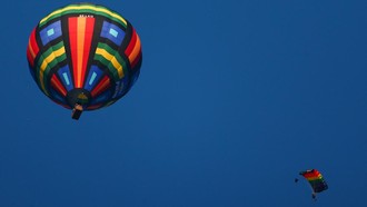 Menegangkan, Balon Udara dengan 2 Turis Tersangkut di Menara 300 Meter