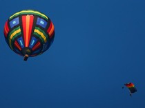 Menegangkan, Balon Udara dengan 2 Turis Tersangkut di Menara 300 Meter