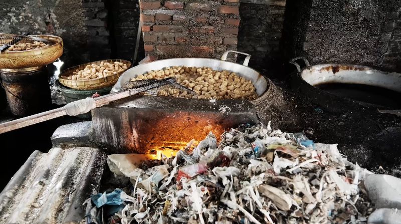 youtuber asing soroti produsen tahu di Surabaya yang pakai limbah plastik untuk bahan bakar