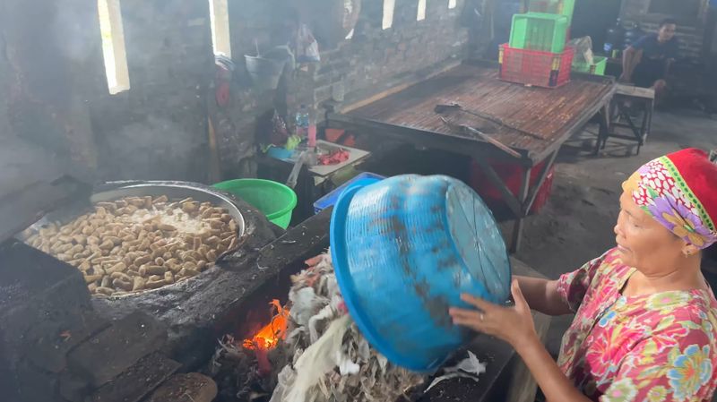 youtuber asing soroti produsen tahu di Surabaya yang pakai limbah plastik untuk bahan bakar