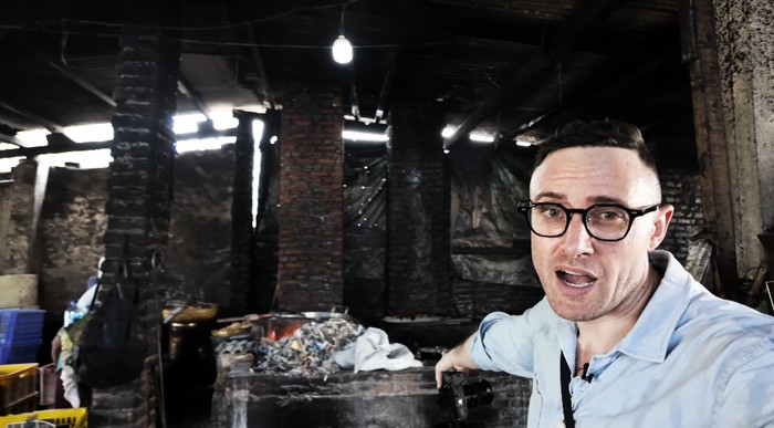 youtuber asing soroti produsen tahu di Surabaya yang pakai limbah plastik untuk bahan bakar