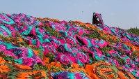 Deretan kain pantai dijemur usai diwarnai pada industri rumahan tekstil UMKM di Jawa Tengah. KPPU meminta pemerintah untuk membatasi masuknya produk impor yang bersaing langsung dengan produksi domestik, khususnya pada industri padat karya.