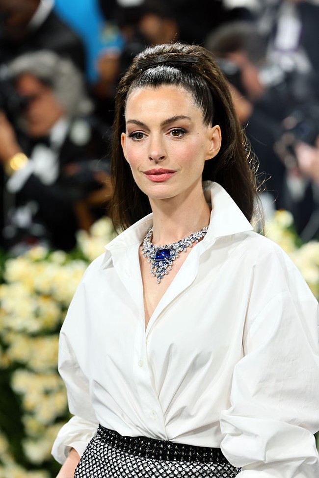Anne Hathaway tampil anggun dalam kemeja putih Carolina Herrera, tapi yang paling yang mencuri perhatian adalah kalung spektakuler dari Bulgari. Terbuat dari emas putih, kalung ini menampilkan satu safir royal blue berbentuk sugarloaf di tengah, dikelilingi ratusan safir potongan buff-top dan berlian. Dua cincin senada melengkapi penampilannya. (Foto: Theo Wargo/FilmMagic)