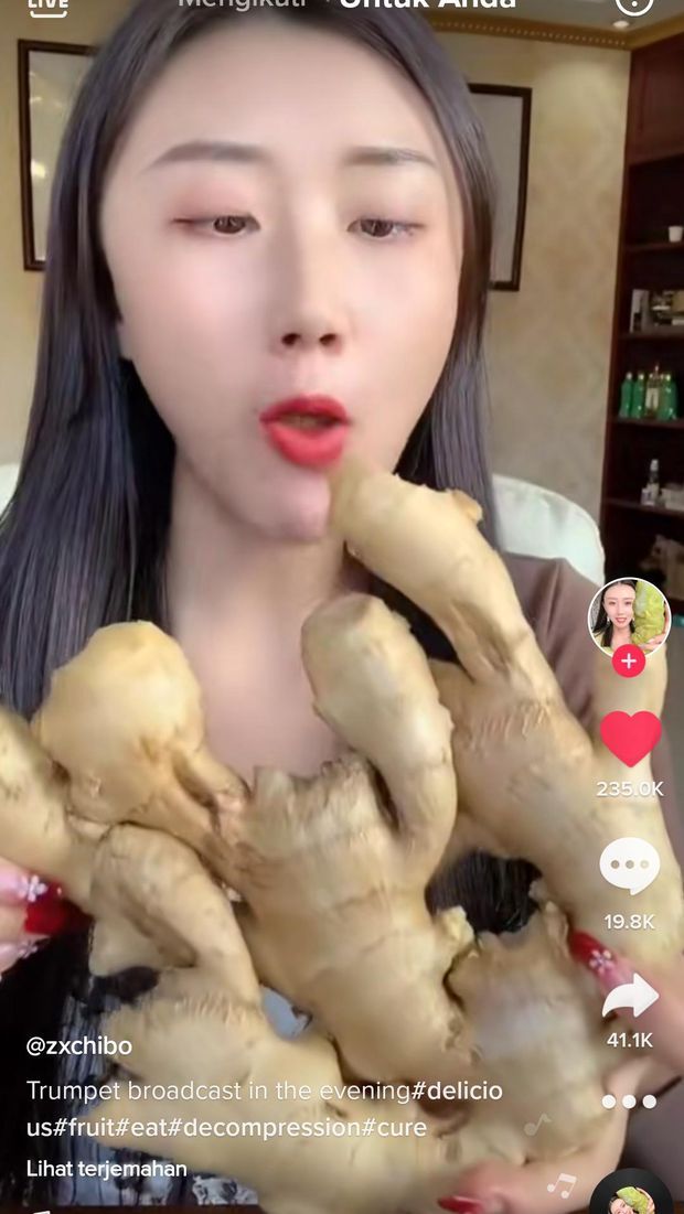 5 Mukbang dengan Konsep Tak Biasa, Ditampar Keju hingga Makan Jahe