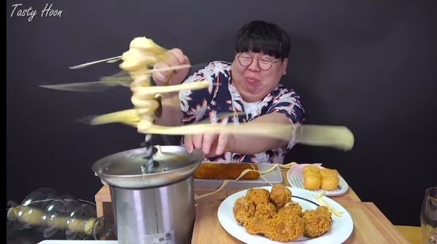 5 Mukbang dengan Konsep Tak Biasa, Ditampar Keju hingga Makan Jahe