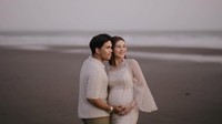 Aaliyah Massaid dan Thariq Halilintar kompak memakai busana putih saat foto maternity. (Foto: dok Instagram)