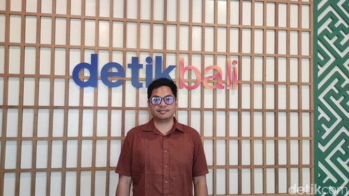Account Lead ecoBali Recycling, Atila Gati, berkunjung ke kantor detikBali, Selasa (6/5/2025). (Sui Suadnyana/detikBali)