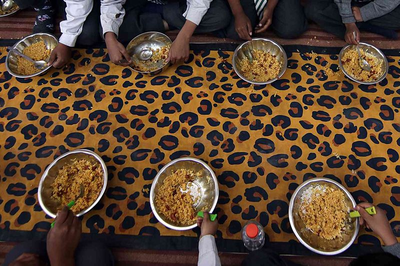 Ada Bangkai Ular di Bekal Anak Sekolah India yang Sebabkan Keracunan