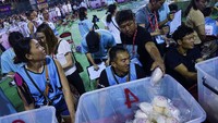 Orang-orang mengikuti kompetisi membuat roti selama Festival Roti di Pulau Cheung Chau, Hong Kong, Selasa (6/5/2025). Festival tahunan ini menampilkan parade anak-anak, kompetisi memanjat menara roti, dan tradisi makan vegetarian selama tiga hari. 