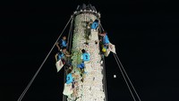 Dulu, warga percaya roti-roti ini membawa keberuntungan. Tradisi ini sempat dihentikan pada tahun 1978 setelah menara runtuh dan membuat beberapa orang terluka. Tapi sejak 2005, kompetisi kembali diadakan dengan aturan keselamatan yang lebih ketat dan menara yang lebih kuat.  