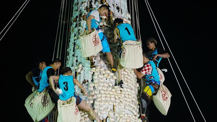 Adu Cepat Panjat Menara Roti di Pulau Cheung Chau Hong Kong People take part in a bun scrambling competition during Bun Festival at Cheung Chau island in Hong Kong, China May 6, 2025. REUTERS/Lam Yik