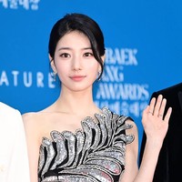 Penampilan Suzy sebagai pemandu acara Baeksang Arts Awards 2025 tak kalah memukau. Dia memakai one shoulder dress berwarna hitam Oscar de La Renta dengan detail payet silver, menyerupai dedaunan. Foto: Instagram