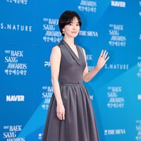 Song Hye Kyo menyihir penggemar dengan pesonanya saat tiba di red carpet. Alih-alih memakai gaun, bintang film Dark Nuns itu berbalut charcoal gray suit dan long skirt set. Penampilannya dilengkapi koleksi perhiasan anting dan cincin dari Chaumet. Foto: Instagram