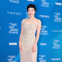 Kim Go Eun masih mempertahankan potongan rambut cepak di Baeksang Arts Awards 2025 untuk peran terbarunya sebagai narapidana di drama Korea The Price of Confession. Dia memakai gaun mewah berhias payet emas dari Costarellos. Foto: Instagram