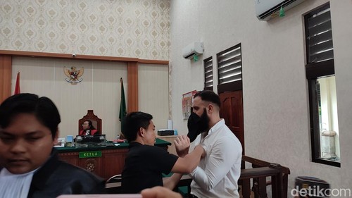 Ali Shahrouk saat mengikuti persidangan di Pengadilan Negeri Denpasar, Selasa (6/5/2025) sore.