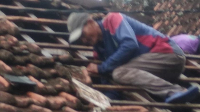 Angin kencang melanda kawasan di Kecamatan Undaan, Kudus, Selasa (6/5/2025). Genteng rumah ambrol pengaruh angin ribut di Kecamatan Undaan, Kudus, Selasa (6/5/2025).