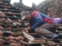 Undaan Kudus Dilanda Angin Kencang Sore Ini, Puluhan Rumah Rusak