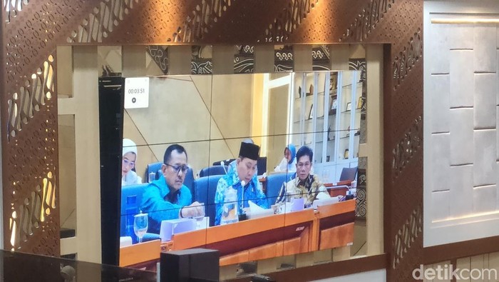 Angota Komisi IX DPR Muazzim Akbar dalam rapat bersama Badan Gizi Nasional (BGN).
