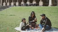 Salah satunya ada momennya saat liburan di Australia. Mereka piknik bersama sambil menikmati camilan. Foto: Instagram @anissaazziza