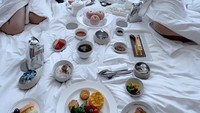 Ini adalah momen Anissa Aziza bersama Acha Sinaga saat menikmati sarapan di kamar hotel dengan pemandangan laut dari atas ketinggian. Foto: Instagram @anissaazziza
